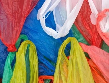 Ξεκινά η απόδοση ειδικού τέλους για τις πλαστικές σακούλες - Τι ισχύει για πληρωμές και πρόστιμα